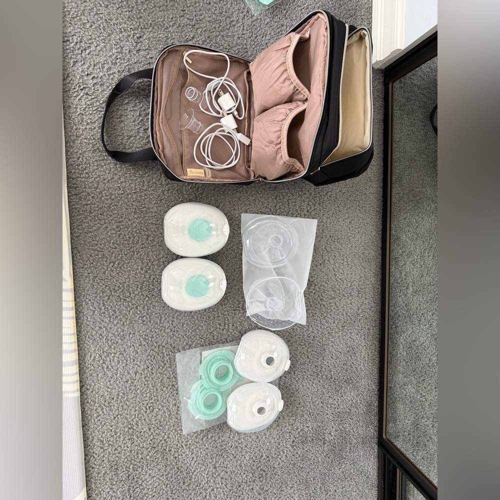 Barely used Willow Go wearable pump with cooler bag and extra parts
